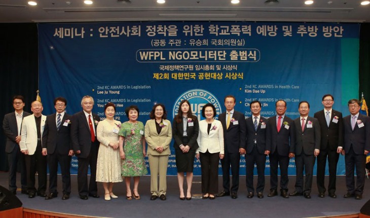 4. 이산하 총재가 대한민국 공헌대상 수상자들과 기념촬영하고 있다.jpg