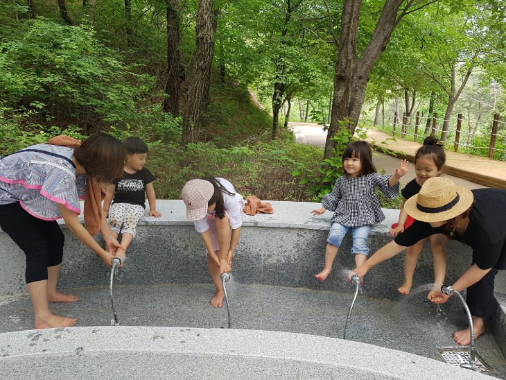 [한방산업단지관리사업소]맨발체험 교실 운영(세족장 사진).jpg