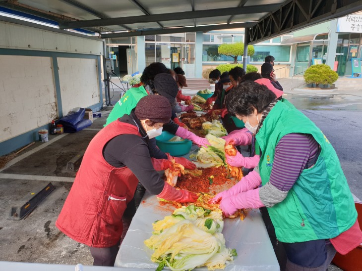 1124-10공검면 새마을남녀지도자, 김장 나눔 행사1.jpg