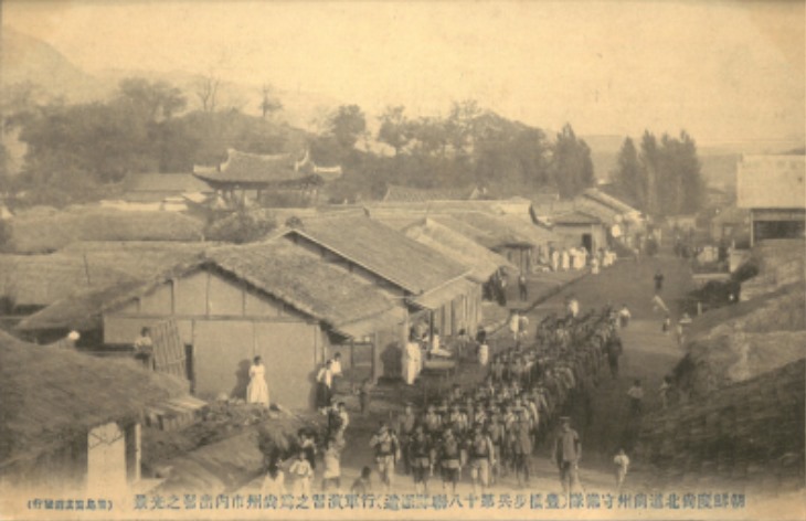 [상주박물관]1910년대 상주읍성 내 건물 모습 담긴 엽서 발견(연습을 위해 상주시내에서 출발하는 광경).jpg